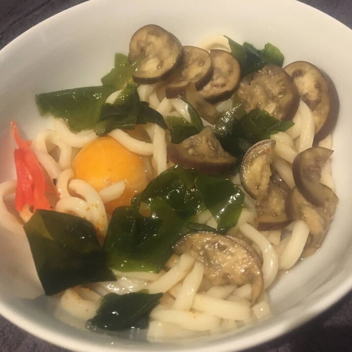 なす、わかめの釜玉うどん